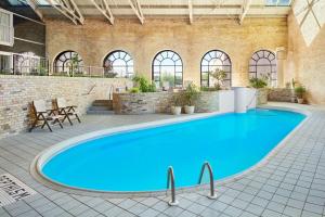 Bazén v ubytování Delta Hotels by Marriott London Armouries nebo v jeho okolí