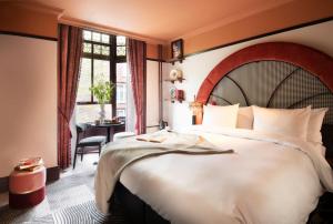 Una cama o camas en una habitación de Jan Luyken Amsterdam
