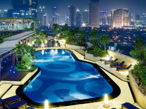 Piscina de la sau aproape de Hotel Indonesia Kempinski Jakarta