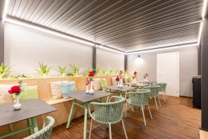 uma fila de mesas e cadeiras num restaurante em Five suite em Palermo