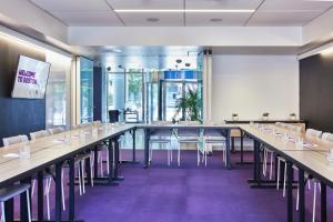 The business area and/or conference room at YOTEL Boston