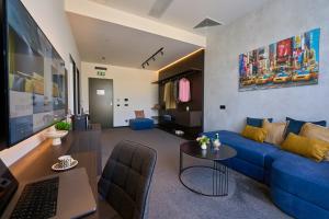O zonă de relaxare la Adella Boutique Hotel - Free Secured Parking