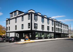 un gran edificio blanco en una calle de la ciudad en The Pathmaker Hotel, en Bar Harbor