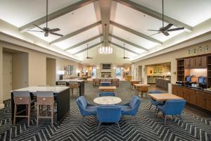 Predel za sedenje v nastanitvi Pensacola Suites Hotel