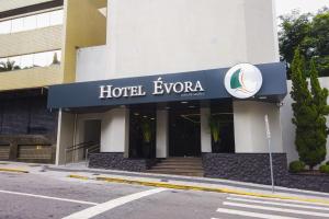 um sinal de hotel expedia na frente de um edifício em HOTEL ÉVORA By Rede Sagres em Florianópolis