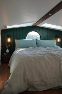 Postel nebo postele na pokoji v ubytování Folktales Rest - Tiny House Unique Stay