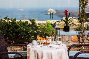 un tavolo con un piatto di cibo e vista di Nautilus Dome a Firà