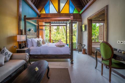 ウブドにあるMenzel Ubudのベッドルーム(ベッド1台、ソファ付)