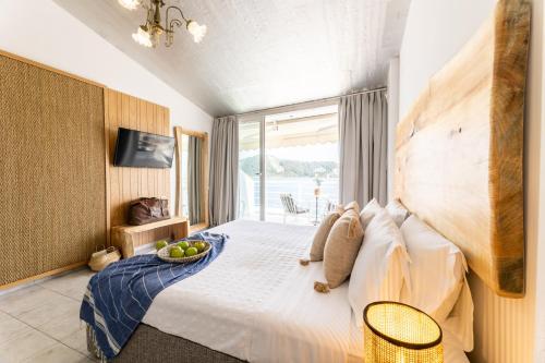 - une chambre avec un lit et une corbeille de fruits dans l'établissement Casa Blue Marine, Philian Collection, à Skiathos Chora