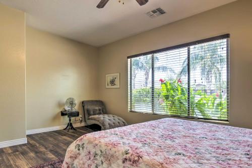 Pool Table, Yard and Grill Luxe Queen Creek Escape في Queen Creek: غرفة نوم بسرير ونافذة كبيرة