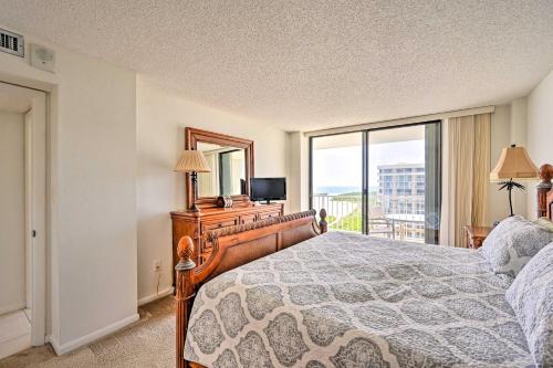 Beachfront Marco Island Condo with Pool Access! 객실 침대