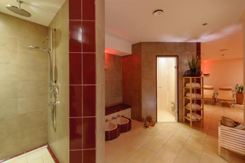 A bathroom at Mercure Hotel Koblenz