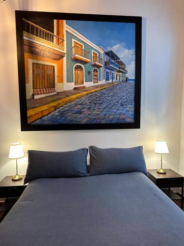 - une chambre avec un lit orné d'une peinture murale dans l'établissement 352 Guest House Hotel Boutique, à San Juan