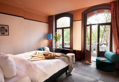 Una cama o camas en una habitación de Jan Luyken Amsterdam