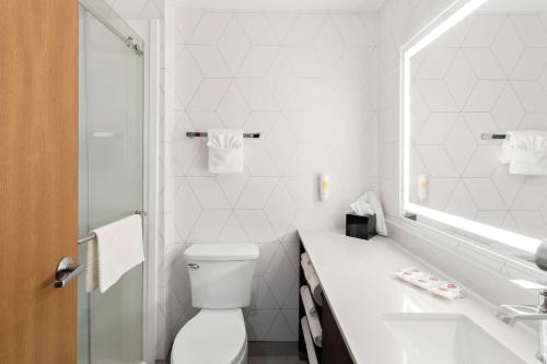 Kamar mandi di Comfort Suites Portland Airport