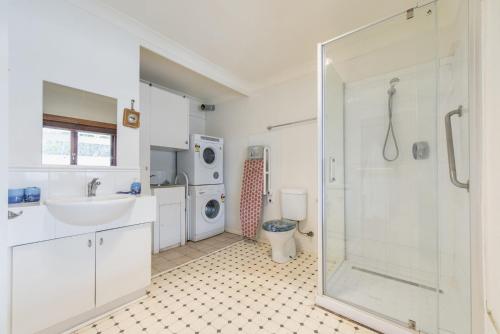 um banheiro com chuveiro, pia e vaso sanitário em Docs Cottage - Ocean Views em Lancelin