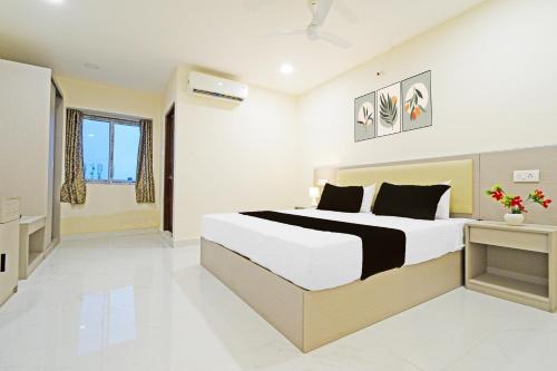 a bedroom with a large bed in a room at Super Collection O Sanath Nagar Near Railway Station in Hyderabad