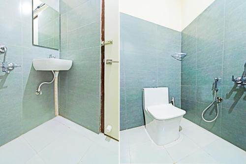 a bathroom with a toilet and a sink and a shower at Super Collection O Sanath Nagar Near Railway Station in Hyderabad