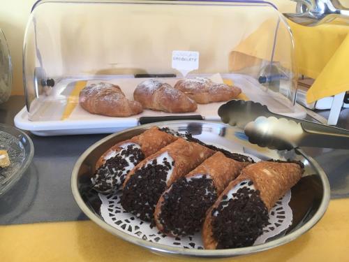 un piatto di torte e pasticcini su un tavolo di La Città degli Dei a Agrigento