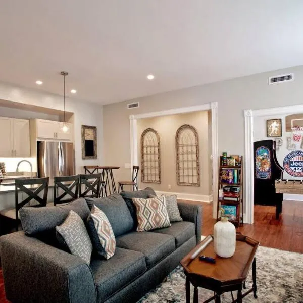 Newly Renovated 4 bed 3 bath and 2 Parking Spots, hotel in Savannah