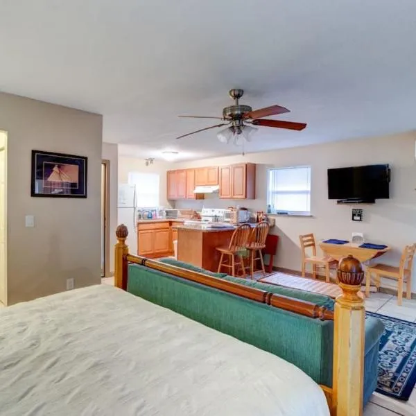 Good Old Days Cottage King Bed Pet Friendly, hotel in Daytona Beach