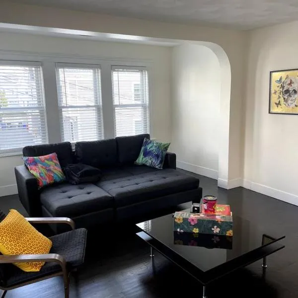 Modern Three Bedroom Condo - Boston, hotel in Stoneham