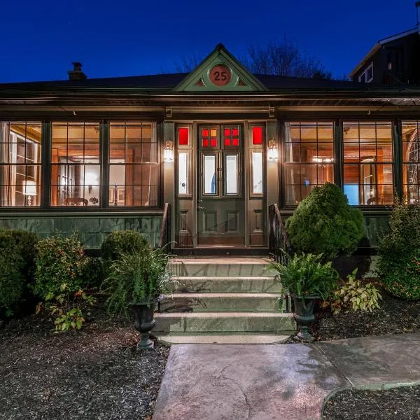 Lake Suite with Sunroom by Henry House Stays, ξενοδοχείο σε Stratford
