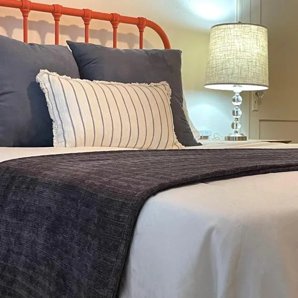 Historic Revival Midtown Memphis Duplex 64 Yes Pets Fast Wifi Free Parking, hotel in Memphis