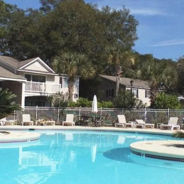 E10 comfortable and neat 2 bedroom 2 bath, hotel in Saint Simons Island