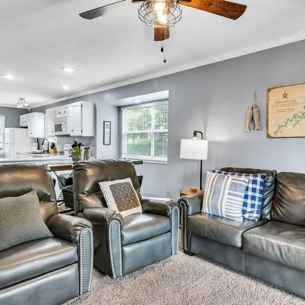Lakeside Condo with Outdoor Theater, 4min to Silver Dollar City, hotel in Branson
