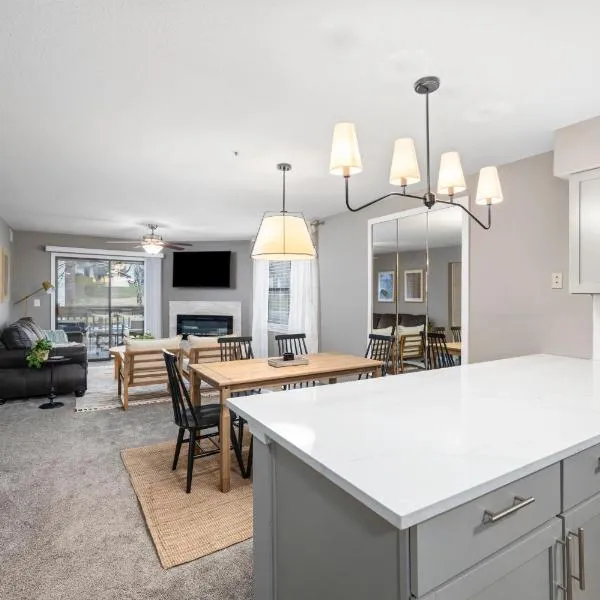 Hadley's Place at Pointe Royale, Pristine 2 Bed 2 Bath Condo, hotel in Branson
