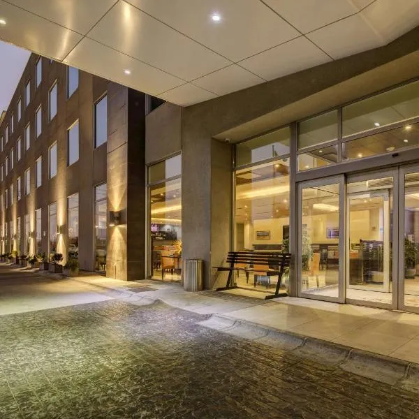 La Quinta by Wyndham Santiago Aeropuerto, hotel in Santiago