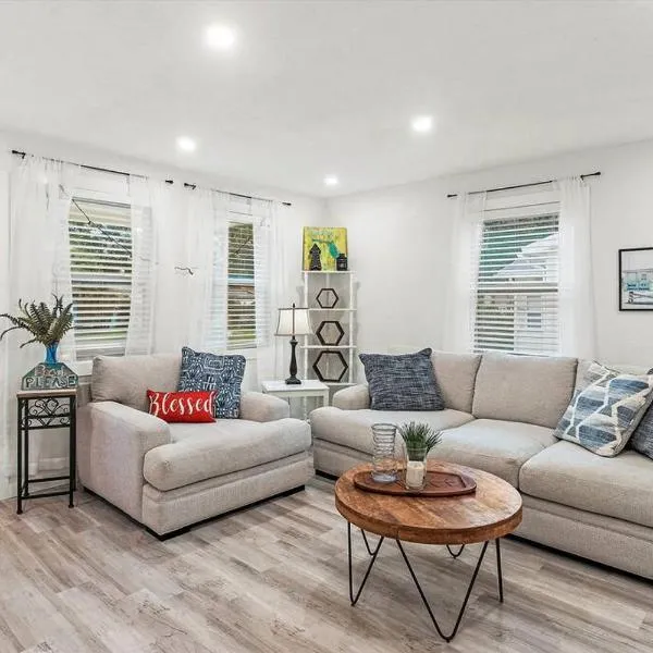 Quaint Gulfport Beach Bungalow, hotel in St. Petersburg