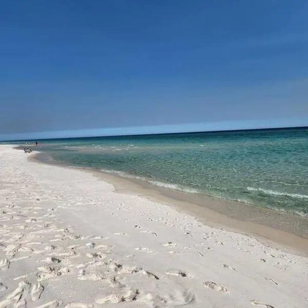 Quiet 2 bedroom condo on Gulf with pool and pond, hotel in Pensacola Beach