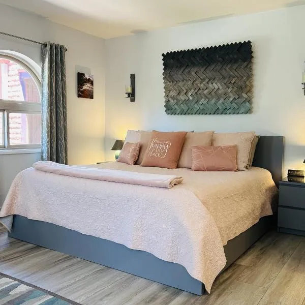 Red Rock Escape - Cozy King Bed Studio & Gardens, Trails, Views, Red Rock Pass, hotel sa Sedona