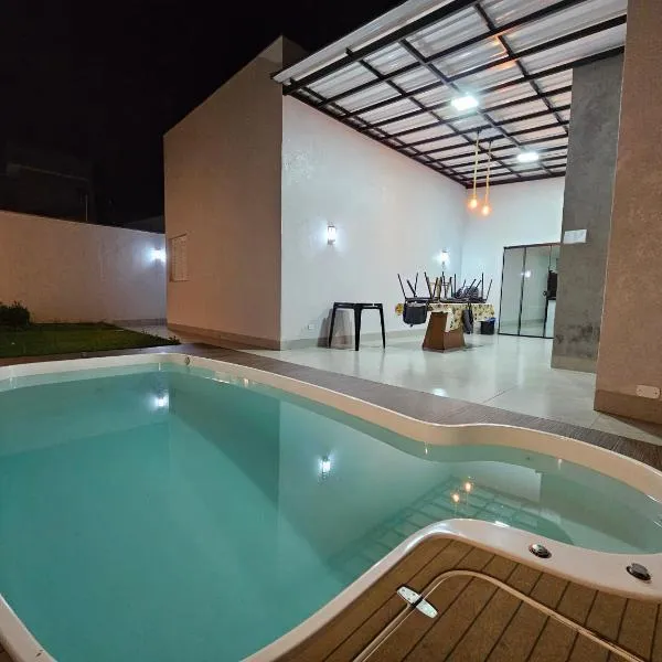Casa espaçosa, mesa de sinuca e piscina aquecida!, hotel em Maringá