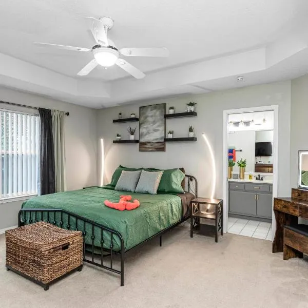 Breeze - Family Retreat with Waterfront Access & Game Room, hotel in Navarre