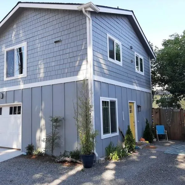 Alki Beach Cottage, NEW, 2 bedrooms, 2 bathrooms, near beach, AC, WD, Parking, hotel in Seattle