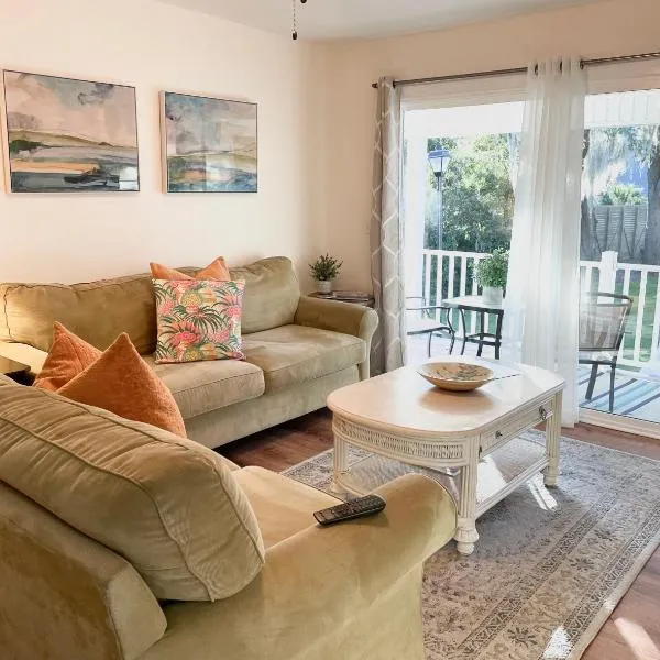 Q16 Comfortable 2 BR, 2 BA second level in Ocean Walk, hotel in Mallory Park