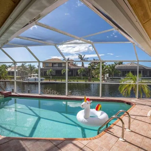 Waterfront Home With Heated Pool/Jacuzzi and only 1mile to beach, hotel in Marco Island