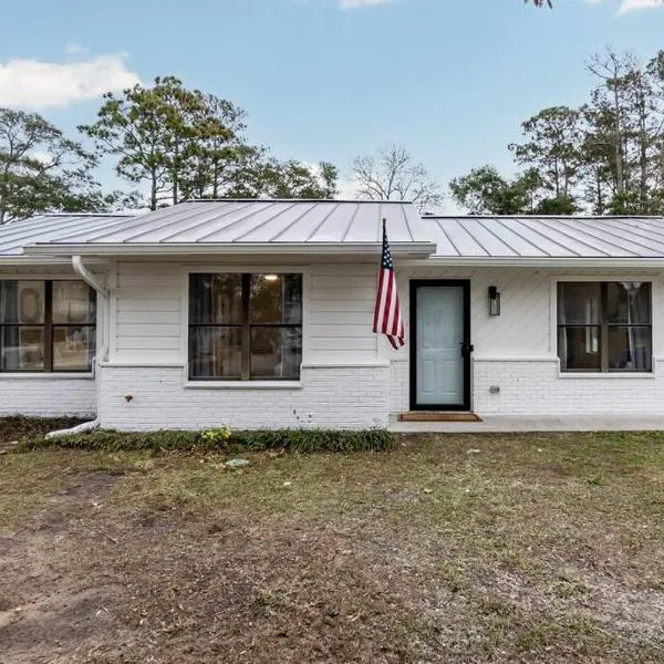 Island Joy - Newly Renovated/Walk to the Beach!, hotel in Oak Island