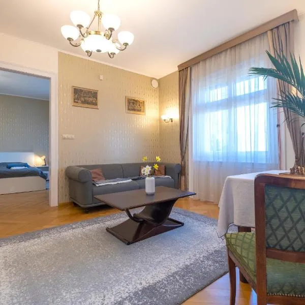 Giovanni's Airport House, hotel in Budapest