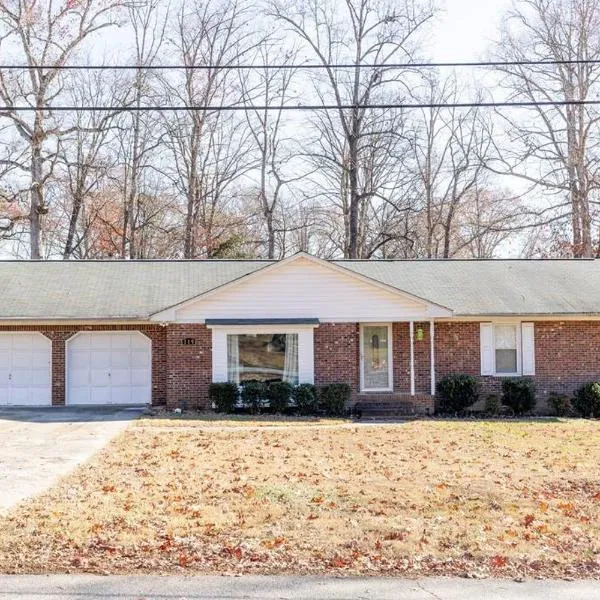 Beautiful Home. W/Hot Tub. Great Location, hotel in Taylors
