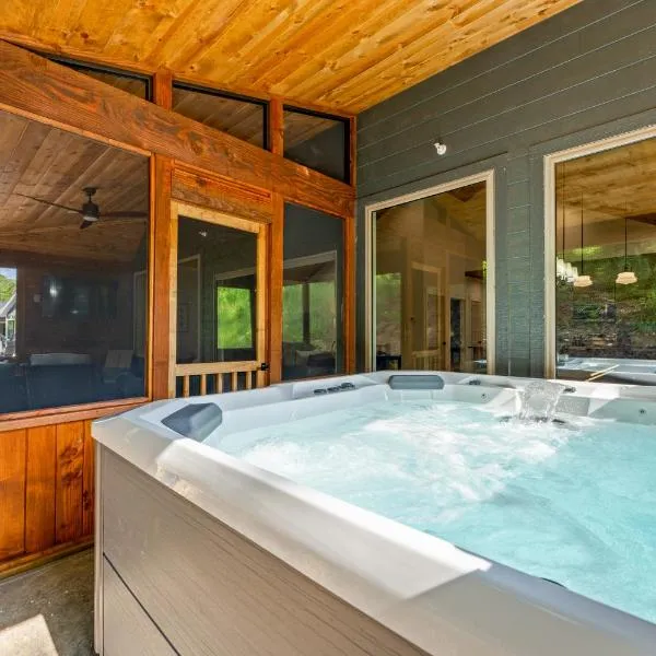 New Ozark Oasis Luxe Cabin Retreat with Hot Tub, hotel in Hollister
