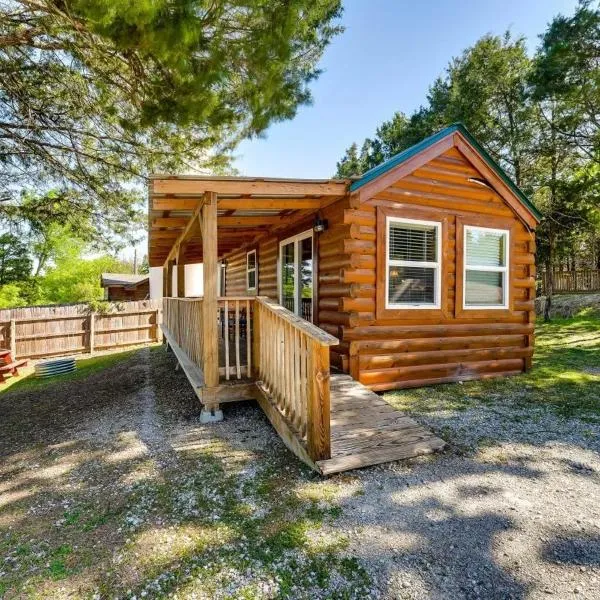 Indian Point Cabin 2 near SDC, Branson, and Table Rock Lake, hotel in Branson