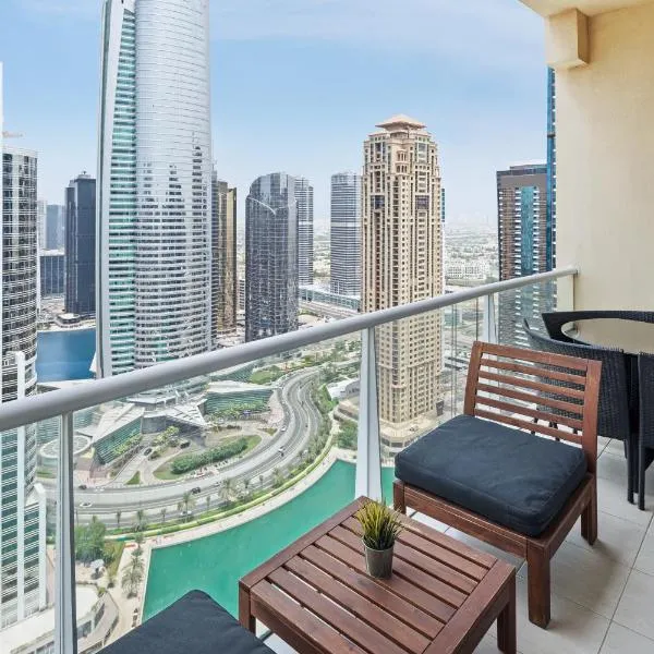 Modern & Spacious 2-Bed Condo with Panoramic Lake Views, Dual Balconies, Steps from Dubai JLT Metro By "La Buena Vida Holiday Homes", hotell Dubais