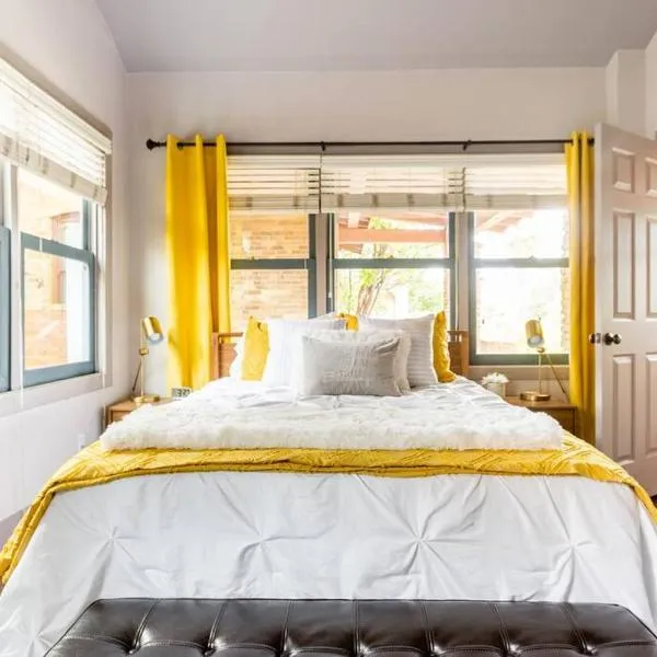 2BR Home w Parking Downtown Charm in Full Bloom!, hotel in Tucson