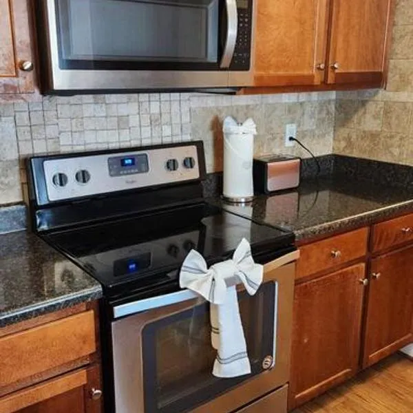 Private Villa - 3 Bedroom House, hotel in Raleigh