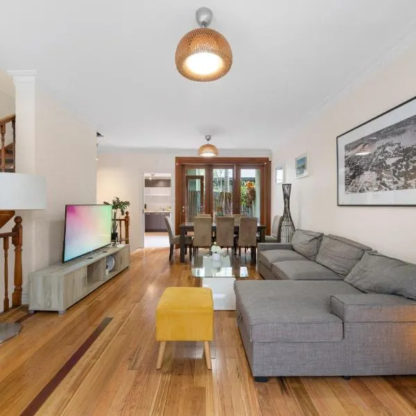 Ideally located 3 BR with Parking & Central & Darling Harbour-10 mins walk, hotell i Sydney