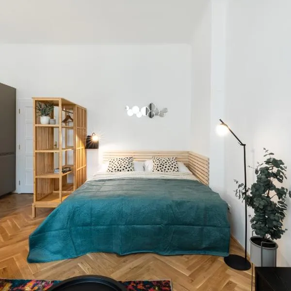 Sunny condo in the center of Vršovice, hotel v Praze